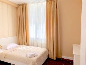 Postel nebo postele na pokoji v ubytování Sergeev Hotel