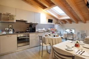 a kitchen and dining room with a table and chairs at B&B La Casa di Rosa in Vago