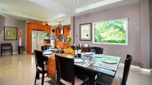 チャウエンにあるParadise Samui Villa - Villa 1のダイニングルーム、キッチン(テーブル、椅子付)
