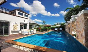 チャウエンにあるParadise Samui Villa - Villa 1の家の裏庭にあるプール