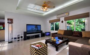 チャウエンにあるParadise Samui Villa - Villa 1のソファとテレビのあるリビングルーム