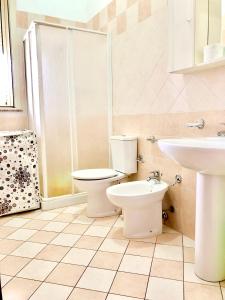 bagno con servizi igienici e lavandino di Appartamenti Sul Mare ad Avola