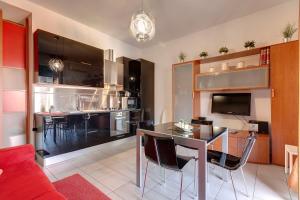 Ett kök eller pentry på Mamo Florence - Binario9 Terrace Apartment