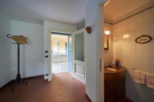 Koupelna v ubytování Breezeway Home + 28 fotografií