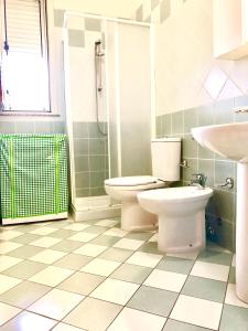 アヴォラにあるAppartamenti Sul Mareのバスルーム(トイレ、洗面台付)