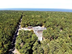 een luchtfoto van een huis in het bos bij Ośrodek Wczasowy Bursztyn in Gdańsk