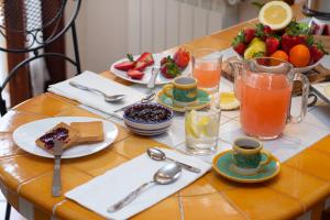 uma mesa coberta com pratos de alimentos e bebidas em Domus Amalfi Coast em Maiori