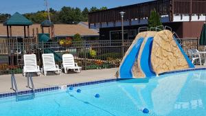 una piscina con scivolo in un resort di Black Hawk Motel & Suites a Wisconsin Dells