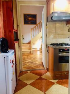 een keuken met een fornuis en een hal met een trap bij FERJOE'S HOME APARTMAN in Boedapest