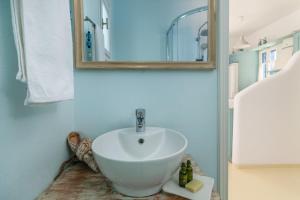 Kúpeľňa v ubytovaní Heavenly Milos suites + 37 fotografií