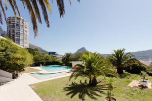 un resort con piscina e palme di Breathtaking views, brand new renovated apartment a Città del Capo