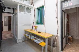 - une chambre avec une table et un banc dans l'établissement Guest house Ivona, à Split