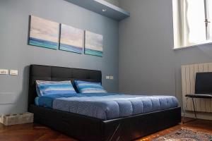 - une chambre avec un lit orné de deux peintures murales dans l'établissement MONOLOCALE VICINO MILANO 2, à Lodi