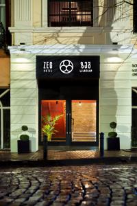 una tienda con un cartel de acedes en la parte delantera de un edificio en Hotel Zeg, en Tiflis