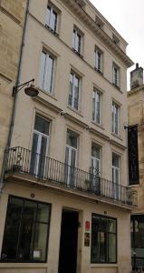 - un bâtiment avec des balcons sur le côté dans l'établissement Hotel Bleu de Mer, à Bordeaux