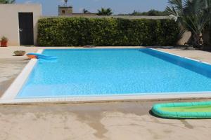 una piscina con frisbee e due tubi gonfiabili di Villetta di Nonna Giovanna a Marsala