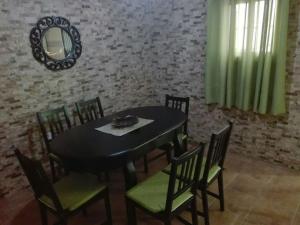 comedor con mesa negra y sillas en Casa 100m2, en Chiclana de la Frontera