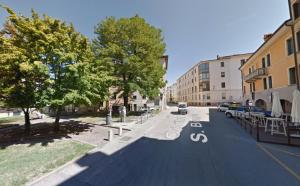 una representación de una calle con carril bici en Lovely apartment In Vicenza, en Vicenza
