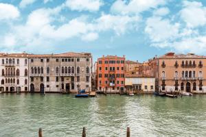 vistas a un canal con edificios y agua en Ca' Dei Diamanti Grand Canal, en Venecia