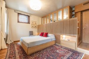 1 dormitorio con cama y alfombra en Ca' Dei Diamanti Grand Canal, en Venecia