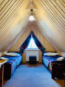 Ένα ή περισσότερα κρεβάτια σε δωμάτιο στο Gościniec nad Suchą Wodą z Sauną w ogrodzie