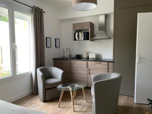 Kuchyň nebo kuchyňský kout v ubytování Brit Hôtel Confort Cléria Lorient Centre