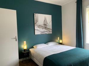 Postel nebo postele na pokoji v ubytování Brit Hôtel Confort Cléria Lorient Centre