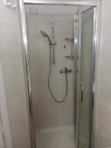 um chuveiro numa casa de banho com uma porta de vidro em La Foresta Albergo Ristorante Pizzeria em Badia Prataglia