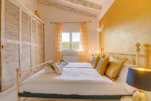 Łóżko lub łóżka w pokoju w obiekcie Villa BEL by Mallorca Villa Selection