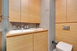 un baño con lavabo e inodoro en Wave Apartments - Cztery Oceany, en Gdansk 25 fotos más