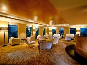 vestíbulo del hotel con sillas, mesas y ventanas en JS Luwansa Hotel & Convention Center en Yakarta