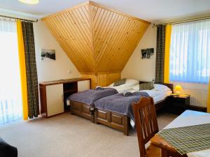 Ένα ή περισσότερα κρεβάτια σε δωμάτιο στο Gościniec nad Suchą Wodą z Sauną w ogrodzie