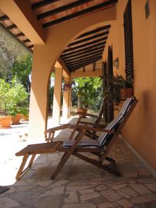 kilka krzeseł siedzących na patio w obiekcie Villa Teresa w mieście Massa Marittima
