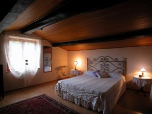 een slaapkamer met een groot bed en een raam bij Villa Teresa in Massa Marittima