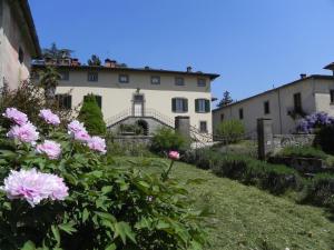 ビッビエーナにあるFattoria di Marenaの手前にピンクの花が咲く大きな白い家