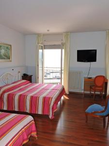 En eller flere senger på et rom på Hotel Capri