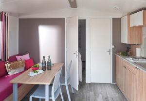 Kuchyň nebo kuchyňský kout v ubytování Camping Porte des Vosges