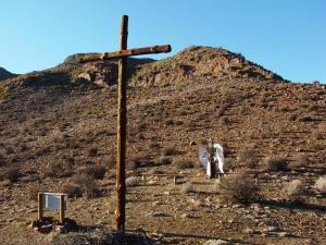 a wooden cross in the middle of a hill at Bosch Luys Kloof Nature Reserve in Ladismith