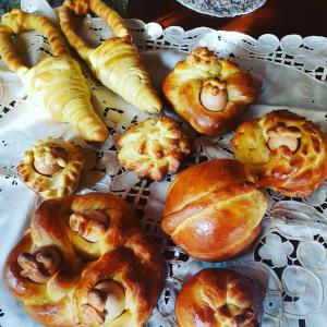 un montón de pasteles en un plato en una mesa en B&B Marilena affittacamere, en Rocca Imperiale