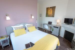 Postel nebo postele na pokoji v ubytování Le Thimothée : Hôtel & Studios + 10 fotografií
