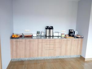 eine Küche mit Holzschränken und einer Arbeitsplatte in der Unterkunft Hostal O Pincho in Ponte Do Porto