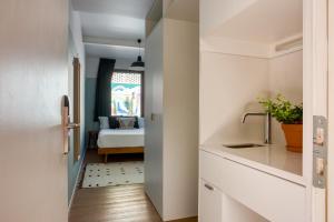 Un ou plusieurs lits dans un hébergement de l'établissement Selina Secret Garden Lisbon