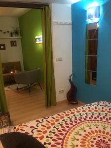1 dormitorio con 1 cama, 1 mesa y 1 silla en Apartamento en Corrala, en Madrid