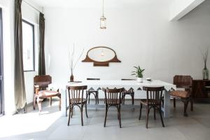 Un comedor con una mesa y sillas blancas. en Concierge Monastiraki, en Atenas 49 fotos más