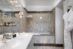 une salle de bain avec un lavabo et une douche dans l'établissement Château De Beauvois - La Maison Younan, à Saint-Étienne-de-Chigny