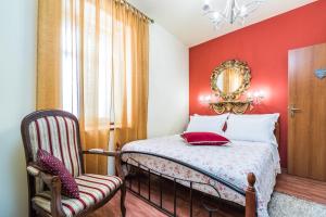 Postel nebo postele na pokoji v ubytování Emperor's Suites