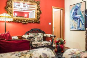 Posezení v ubytování Emperor's Suites