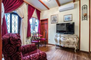 TV a/nebo společenská místnost v ubytování Emperor's Suites