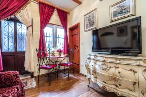 TV a/nebo společenská místnost v ubytování Emperor's Suites