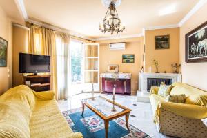 ein Wohnzimmer mit 2 Sofas und einem Kamin in der Unterkunft Apartment in Kalamaria in Thessaloniki